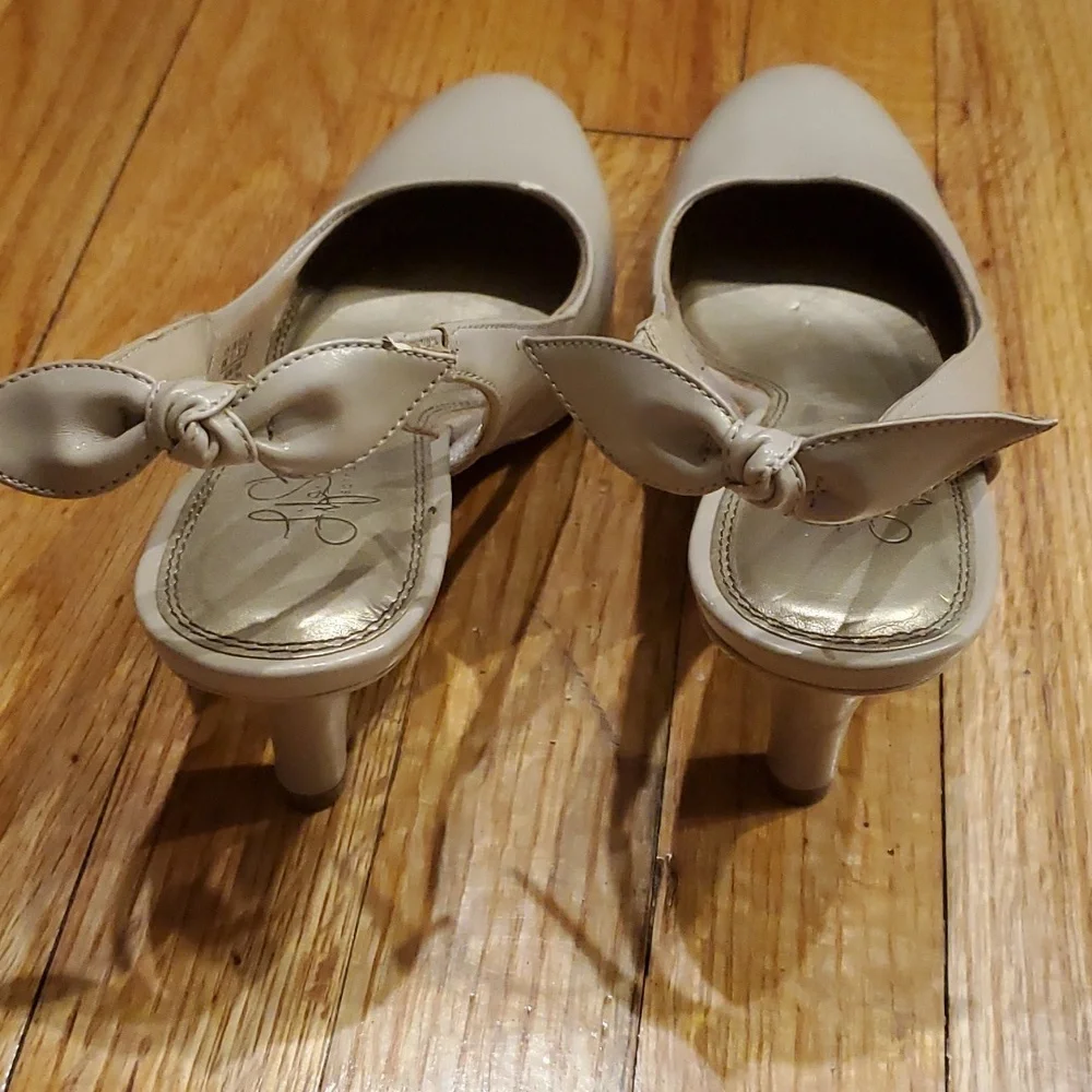 Beige heels with bow